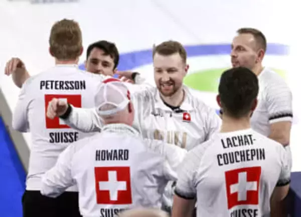 スイス男子が快勝し銅メダル　カーリング・20日
