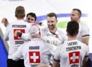 スイス男子が快勝し銅メダル　カーリング・20日