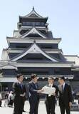 「被災熊本城「着実に再生」　官房長官、復旧状況視察」の画像1