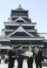 被災熊本城「着実に再生」　官房長官、復旧状況視察