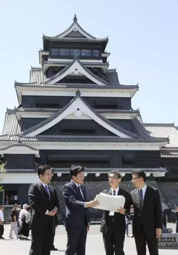 被災熊本城「着実に再生」　官房長官、復旧状況視察