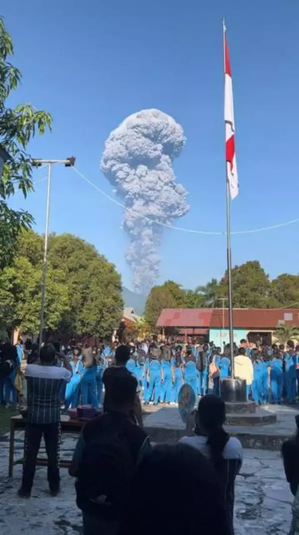 インドネシアで火山噴火2人死亡　SNS撮影で入山か