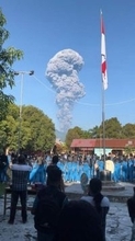 インドネシアで火山噴火2人死亡　SNS撮影で入山か