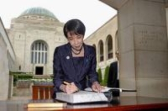 首相、外遊先で重ねる戦没者追悼　閣僚にも指示、靖国参拝意識か