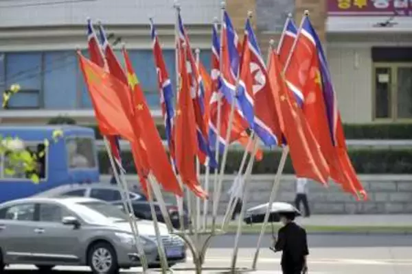 中朝国旗で歓迎ムード　平壌市内