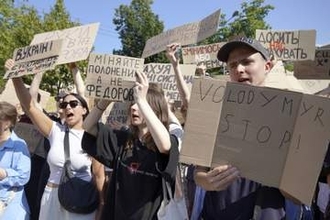 ウクライナ国防相更迭、市民怒り　抗議デモ、ゼレンスキー氏批判も