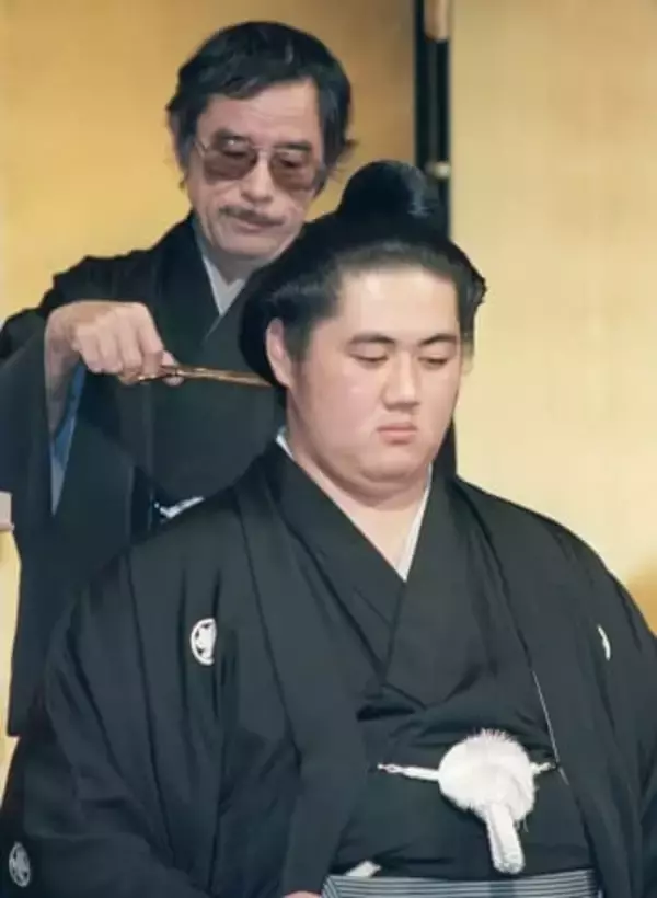 ＜あのころ＞双羽黒がホテルで断髪式　38年前の3月6日