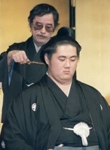 ＜あのころ＞双羽黒がホテルで断髪式　38年前の3月6日