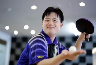 ダウン症男性、笑顔で聖火リレー　19歳、卓球の全国大会で優勝