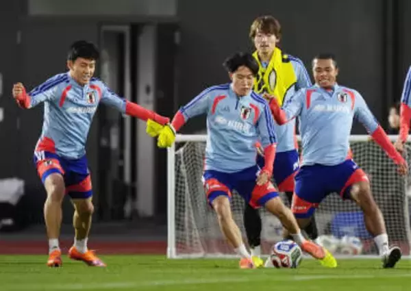 日本代表の守備的MF争い、激化　主将の遠藤「負けん気出す」