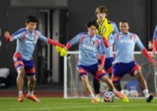 日本代表の守備的MF争い、激化　主将の遠藤「負けん気出す」