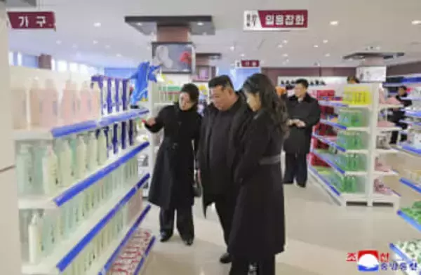 平壌郊外に複合商業施設　金氏視察、娘と妻も同行