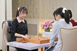 「姉の上野女流名人が先勝　囲碁女流棋聖戦、姉妹対決」の画像1