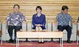 「首相、「かりゆし」姿で閣議　6月恒例、沖縄県知事が贈呈」の画像1