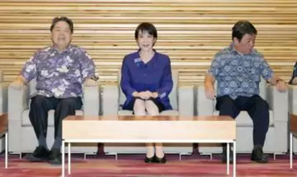 首相、「かりゆし」姿で閣議　6月恒例、沖縄県知事が贈呈