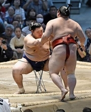 大の里初白星、豊昇龍に土　藤ノ川は横綱初挑戦から4連勝