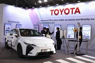 トヨタ、先読みで運転支援　28年、落下物や事故警戒