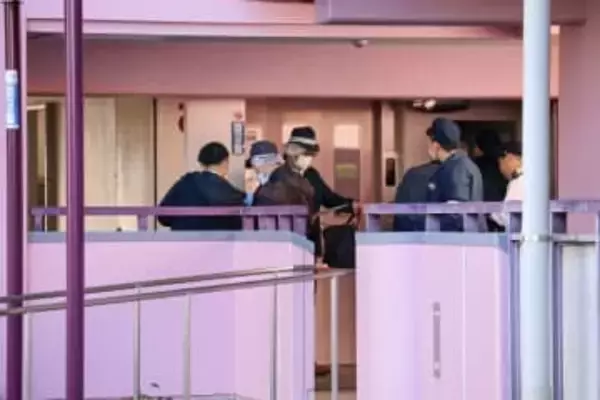 集合住宅一室に男性遺体　住居侵入疑いで通報者逮捕