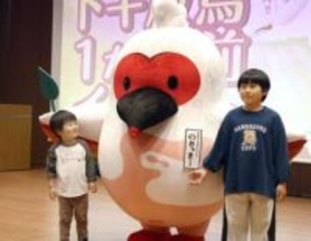トキ放鳥のPRキャラ披露、石川　「のとっきー」幸せ願い虹色の翼