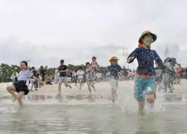 和歌山・白良浜で海開き　本州で最も早く、初泳ぎ楽しむ