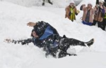 奇祭、夫婦円満願い「むこ投げ」　新潟・十日町