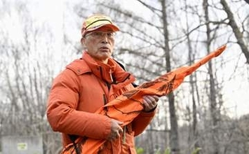 返還された猟銃を手にヒグマ調査　北海道、最高裁で勝訴のハンター