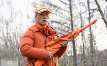 返還された猟銃を手にヒグマ調査　北海道、最高裁で勝訴のハンター