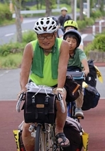 81歳、自転車千キロ旅に出発　小学生らと49回目