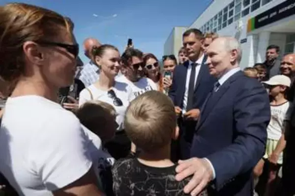 プーチン氏、晴天の間隙突き訪問　日本外交官に衝撃も