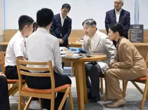 両陛下、盲学校生徒と交流　バリアフリー図書を視察