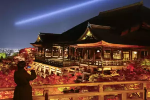 色づくモミジ、闇夜彩る　京都・清水寺で試験点灯