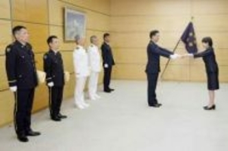 首相「規律高くまい進を」　自衛隊表彰式で激励