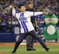 DeNAの三浦前監督が始球式　日本シリーズの第1戦
