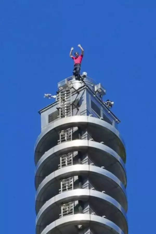 台北の超高層ビル「登頂」　米クライマー、命綱なし