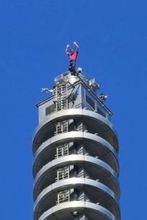 台北の超高層ビル「登頂」　米クライマー、命綱なし