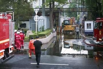 軽飛行機衝突のビル近くで火災　北京、けが人なし