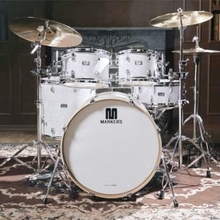 韓国大統領、首相にドラム贈る　首脳会談後にサプライズ演奏