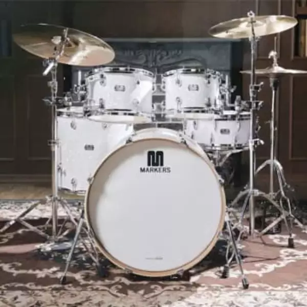 韓国大統領、首相にドラム贈る　首脳会談後にサプライズ演奏