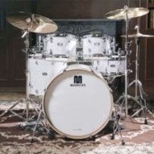 韓国大統領、首相にドラム贈る　首脳会談後にサプライズ演奏