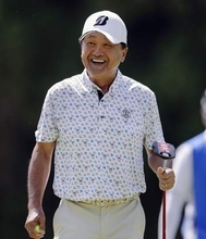 70歳の倉本昌弘がイーグル　関西オープンゴルフ第1日