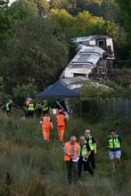 英で列車脱線、11人負傷　約150人乗り