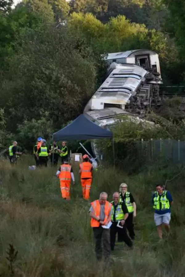英で列車脱線、11人負傷　約150人乗り