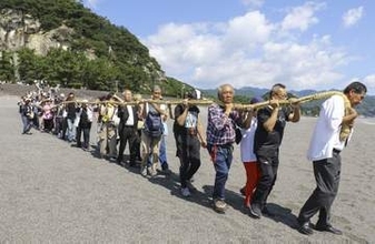 大綱かけ替える神事　三重・熊野の花窟神社