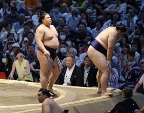 義ノ富士一気、対大の里で全勝　新三役初日「何とかいけた」