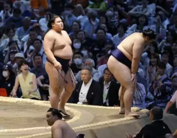 義ノ富士一気、対大の里で全勝　新三役初日「何とかいけた」
