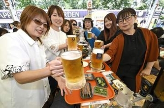 1万席のビアガーデンで乾杯　札幌中心部の大通公園