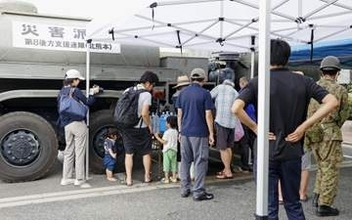 熊本地震、にじむ疲れ募る不安　給水車に長蛇の列