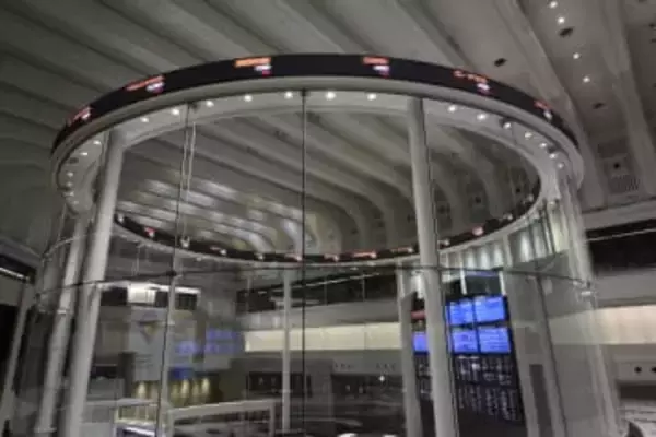 東証、午前終値211円高　一時700円超下げ、方向感欠く