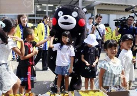 避難所で「応援してるモン」　くまモン活動再開