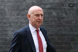 英国防相が辞任表明　軍への投資不足理由